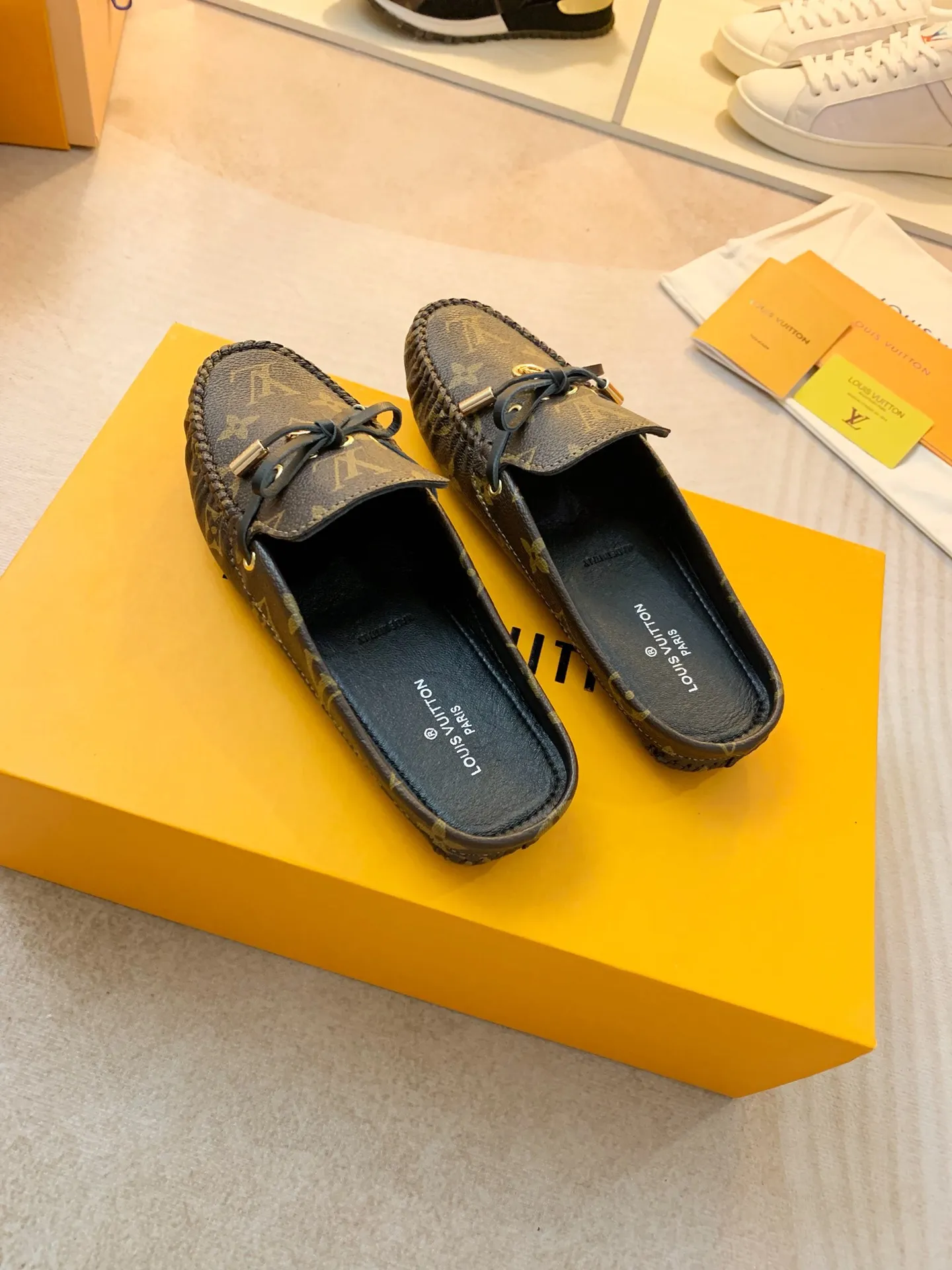 p460💰Couple model❤️🇫🇷 𝙇𝙤𝙪𝙞𝙨 𝙑𝙪𝙞𝙩𝙩𝙤𝙣 🇫🇷Louis Vuitton 2023 Classic𝓛𝓿 𝓣𝓻𝓪𝓲𝓷𝓮𝓻 Sports Series ➪➪➪¯ [Arizona Doudou Shoes Series] ▪️▪️▪️Arizona slip-on shoes are made of Monogram Eclipse canvas. Its hand-painted and dyed edges and hand-sewn uppers fully demonstrate Louis Vuitton's traditional shoemaking craftsmanship. This slip-on shoe is very lightweight. The integrated tongue and upper make it particularly comfortable and flexible. The soft outsole is equipped with rubber padding. Decorated with matching sash. Detailed features: ☑️Monogram Eclipse canvas ☑️Black Eclipse pattern ☑️Hand-painted shoe edges ☑️Hand-sewn uppers (each pair takes time to process) ☑️Integrated tongue and upper construction ☑️Outsole equipped with rubber lining ☑️size: 35_46